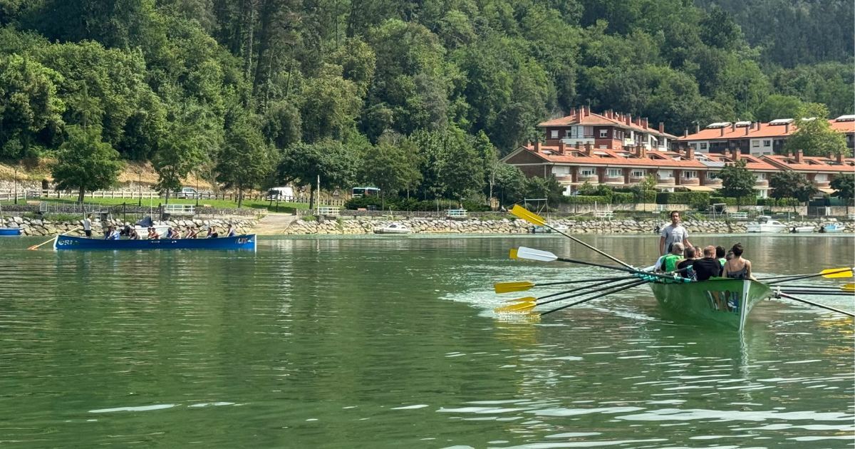 Traineras en una ria