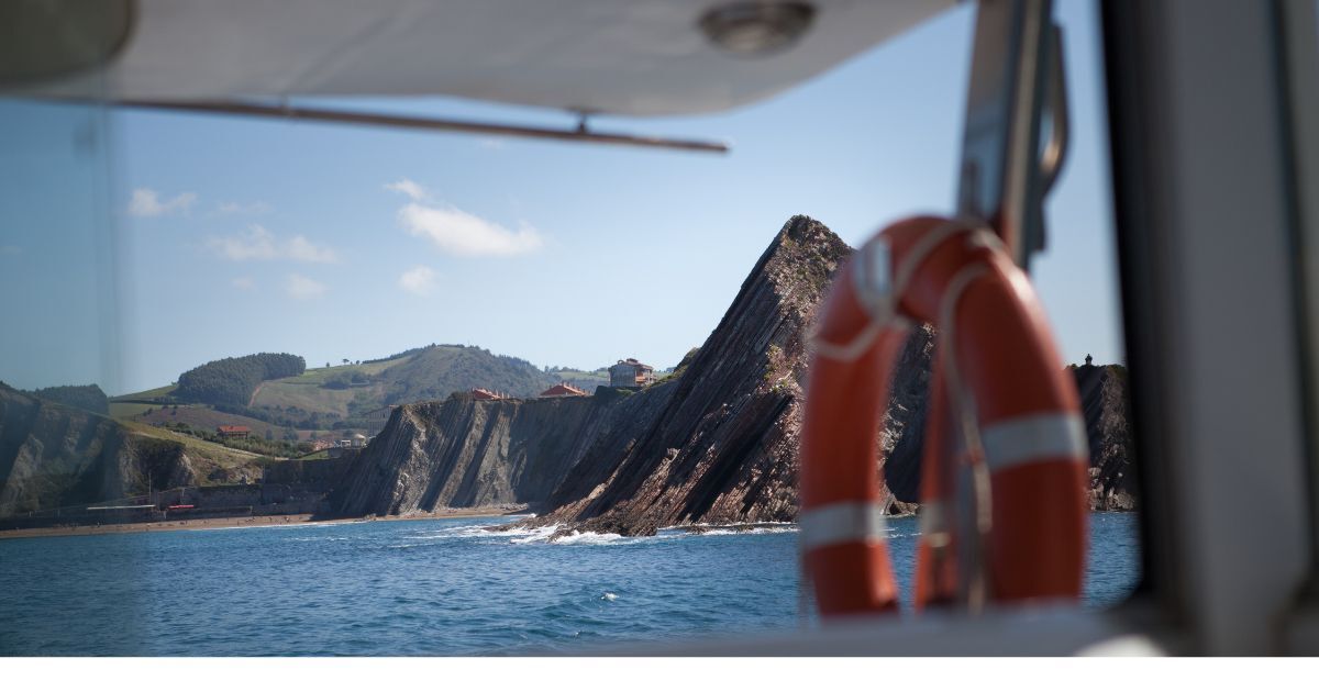 vista desde dentro de un barco de la costa y el flysch de zumaia